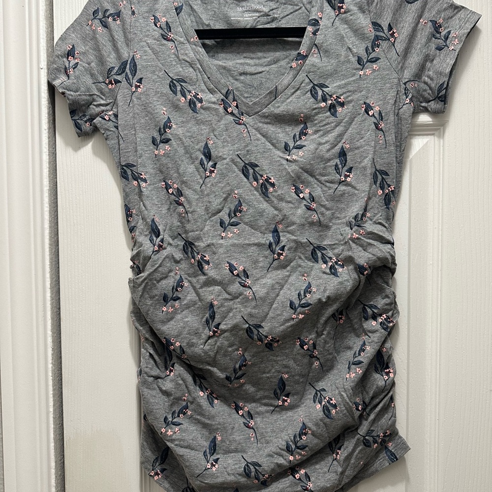 Motherhood Gray Floral Short Sleeve Top‎